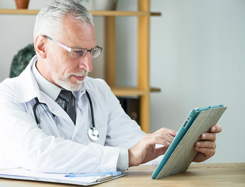 Médico usando tablet